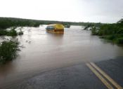 Ônibus escolar é levado em enchente de rio em Rafael Jambeiro