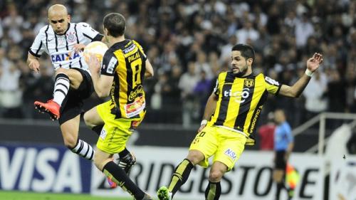 Corinthians tem dois expulsos, perde invencibilidade em casa e sai da Libertadores