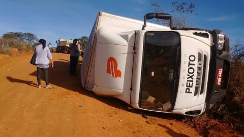 Caminhão tomba na Ba - 614 trecho entre Jânio Quadros e Guajeru