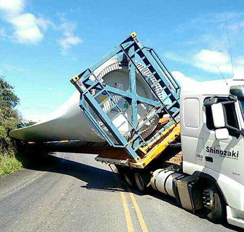 Carreta com hélice de torre eólica fecha a BR - 030 após acidente