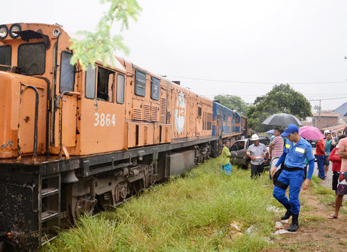 Carro é atingido por Trem da FCA no Bairro Dr. Juracy em Brumado