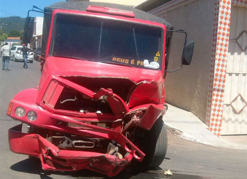 Dois caminhões colidem na Avenida João Paulo I; um deles evadiu - se do local