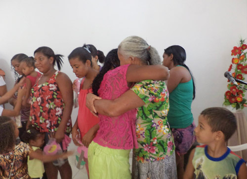 Igreja evangélica proporcionou dia especial às mães no Bairro Urbis II