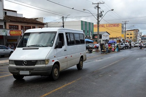 Conquista: Prefeitura regulamenta transporte feito por vans 