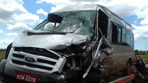 Van com 11 passageiros se envolve em colisão frontal com picape na BR - 116