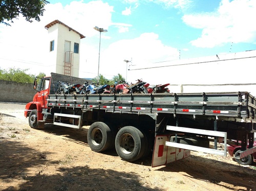 Veículos leiloados são retirados do pátio da delegacia de Brumado