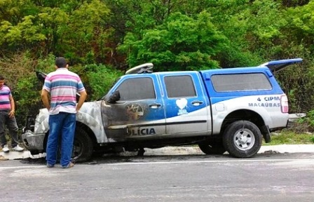 VIATURA DA 4ª CIPM DE MACAÚBAS PEGA FOGO NA BR-030 TRECHO CAETITÉ / GUANAMBI