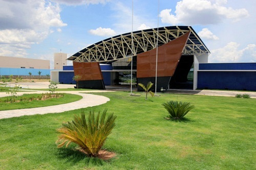 Rui Costa dá início à visita guiada à Policlínica de Guanambi