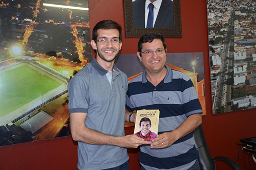 Jairo Magalhães recebe a visita e ganha livro do comunicador e artista guanambiense Matheus Boa Sorte