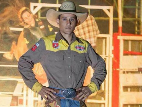 Peão morre após ser pisoteado por touro em rodeio no Mato Grosso; veja vídeo