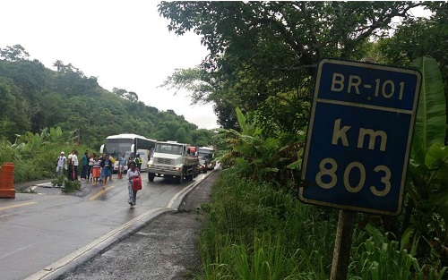 Asfalto em trecho da BR-101 cede e pista fica parcialmente interditada por conta das fortes chuvas