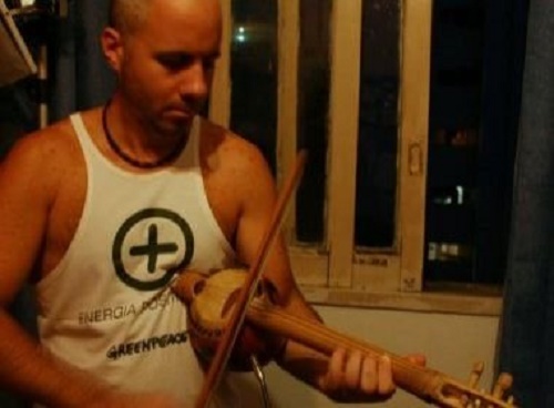 Inspirado no Fricote de Luiz Caldas, peruano é finalista do Prêmio de Música Contemporânea