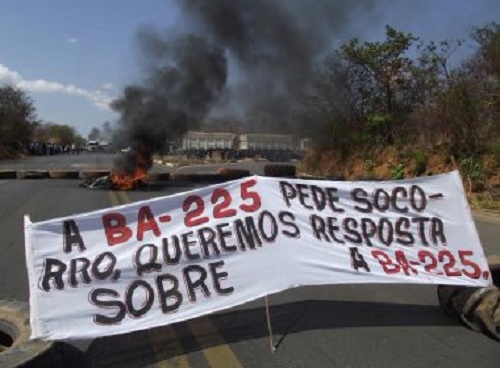 Formosa do Rio Preto: Produtores fecham BR e cobram reforma de rodovia