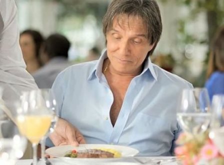 Friboi rompe contrato de R$ 45 milhões com cantor Roberto Carlos