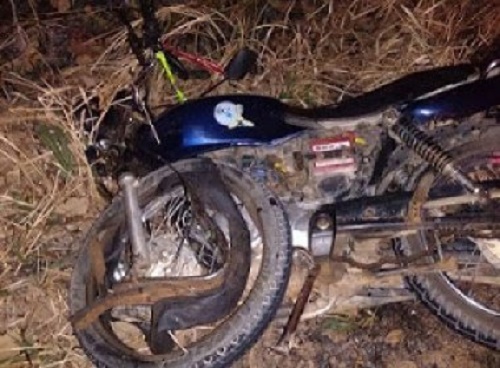 Itagi: Pai e dois filhos morrem em acidente entre motos e caminhonete