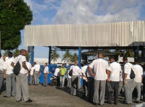 Em manhã de paralisação, Salvador tem pontos cheios e transportes alternativos lotados