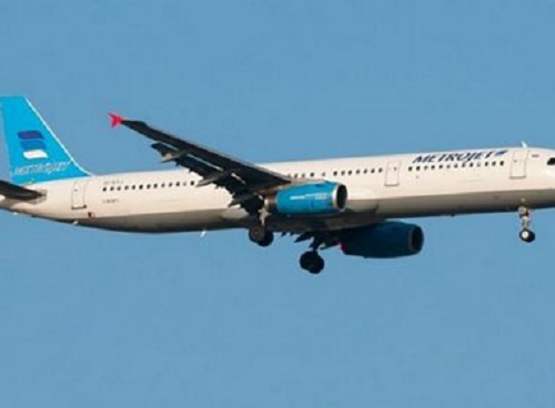 Militares egípcios encontram destroços do avião russo numa área montanhosa