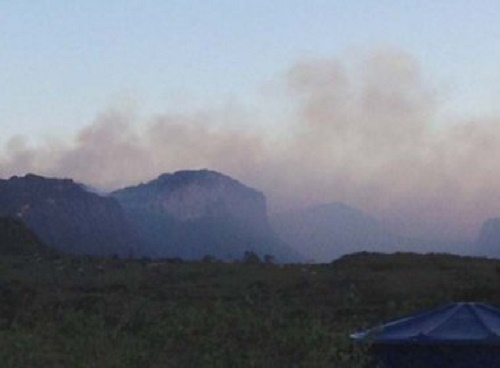 Chapada: Chuva cai no Capão, anima brigadistas, mas fogo continua em floresta